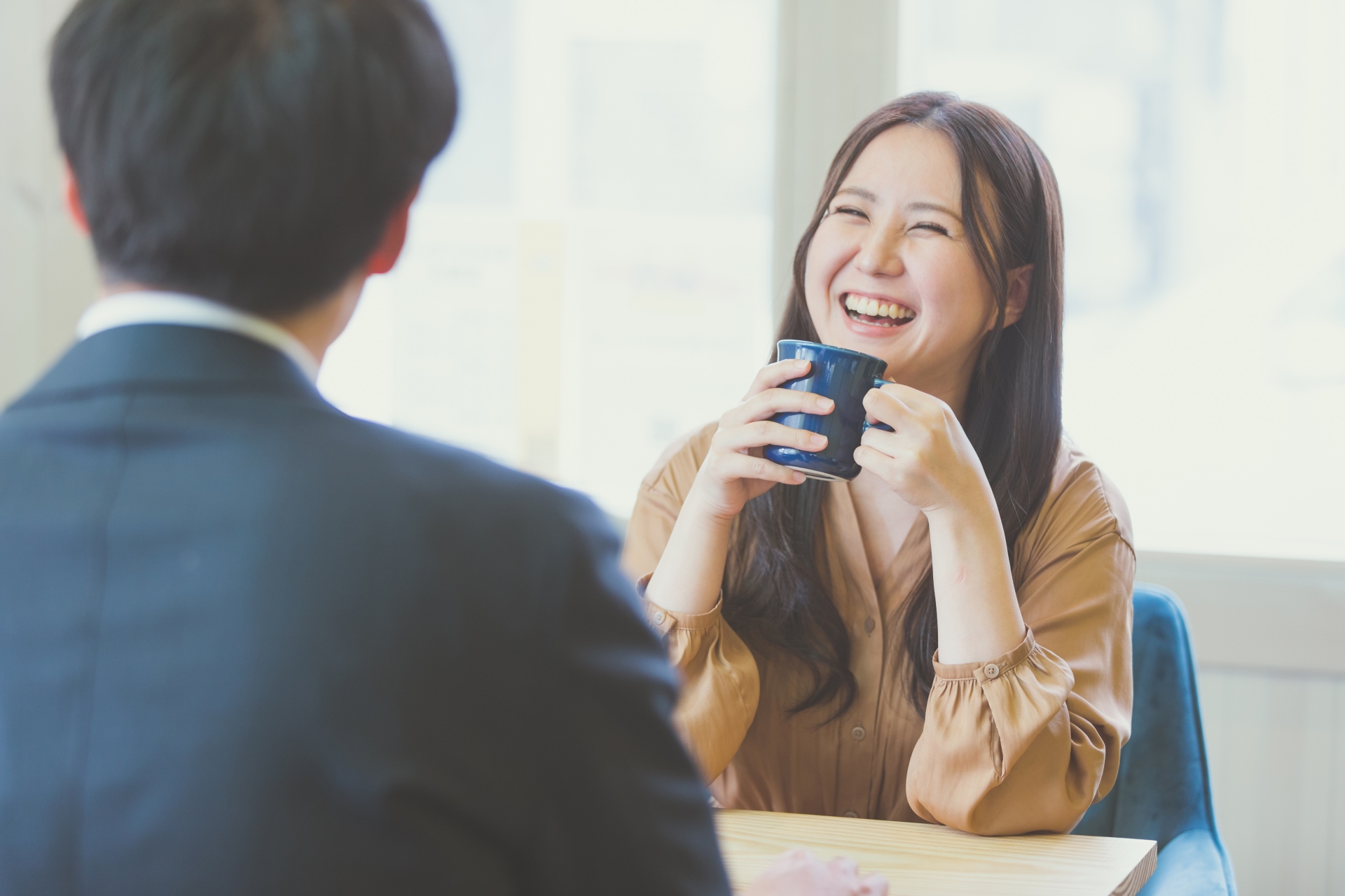 共通の話題で話が弾む婚活男女